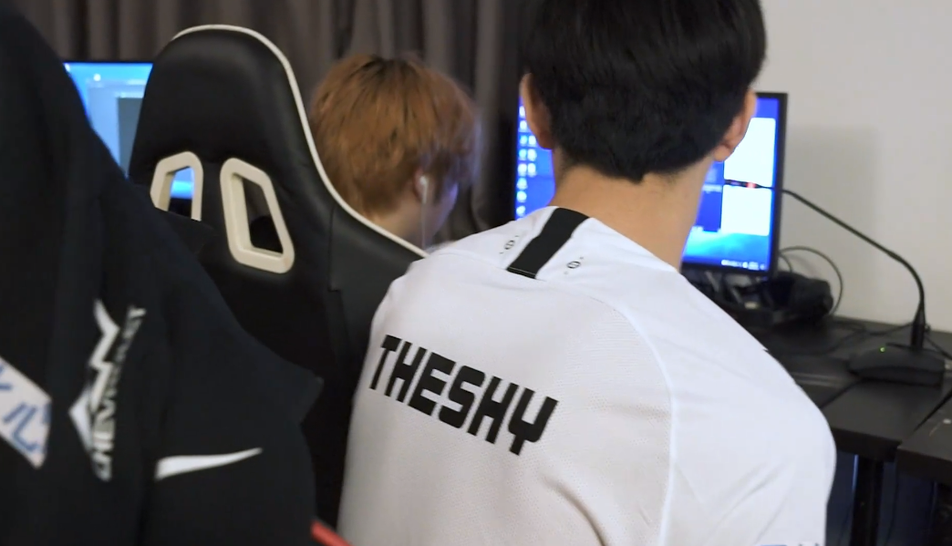 TL险胜HKA,Uzi开启传奇时刻激烈交锋八强赛,技惊四座 TL险胜HKA,Uzi开启传奇时刻激烈交锋八强赛,技惊四座