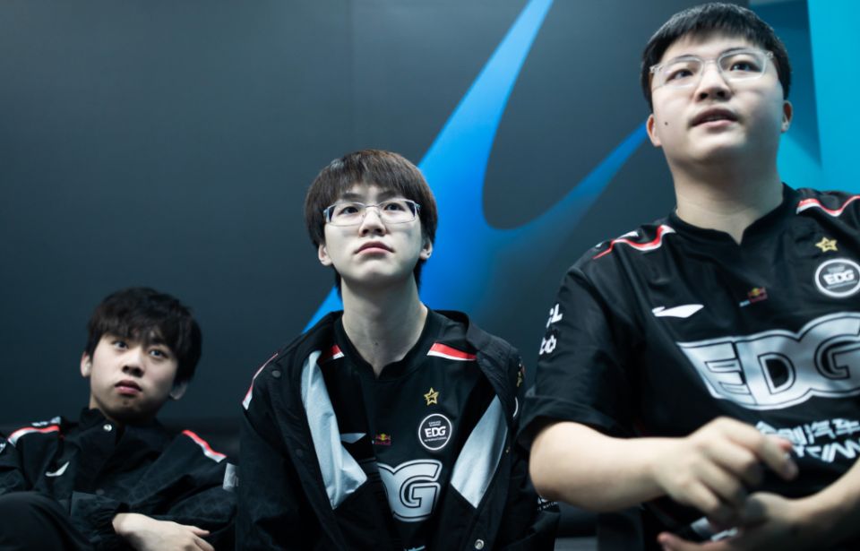 MAD绝杀NS,Uzi开启传奇时刻激烈交锋小组赛,引爆全场热议 MAD绝杀NS,Uzi开启传奇时刻激烈交锋小组赛,引爆全场热议